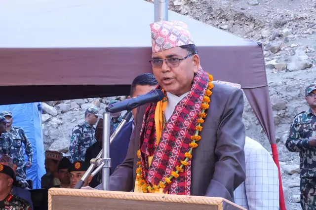 भौतिक पूर्वाधार तथा यातायातमन्त्री देवेन्द्र दाहाल खार्पुनाथ गाउँपालिका–५ स्थित चुवाखोलामा निर्माण भएको बेली ब्रिजको उद्घाटन कार्यक्रममा