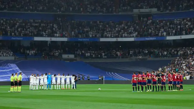 P﻿ara pemain Real Madrid dan Osasuna mengheningkan cipta sebelum bertanding, Minggu (2/10).