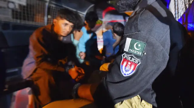 پلیس پاکستان در حال انتقال مهاجرین افغان