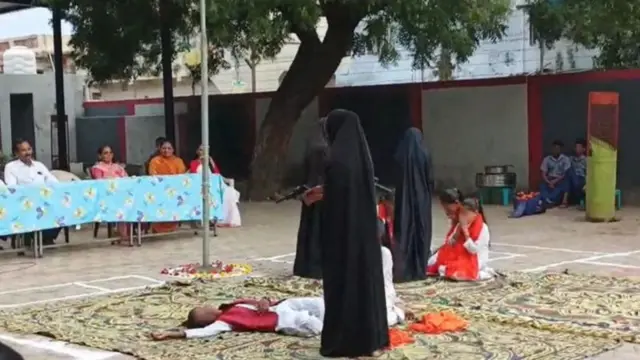 ভাবনগরের ওই স্কুলের অনুষ্ঠানের যে নাটককে ঘিরে বিতর্ক, তার দৃশ্য।