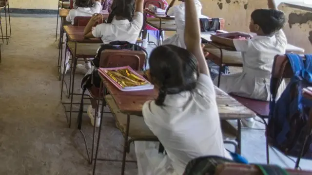 இலங்கை பள்ளி மாதிரி புத்தகத்தில் பாலியல் இணையதளத்தின் பெயர் - நடந்தது என்ன?