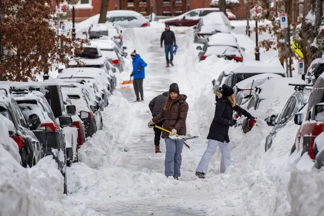Ciudadanos estadounidenses limpian las calles afectadas por la tormenta. 