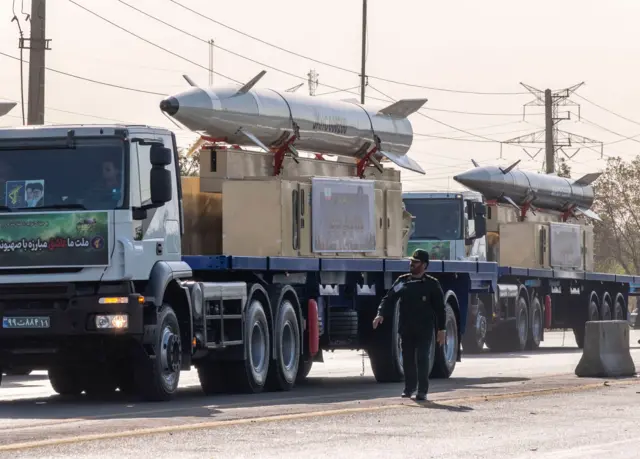 O primeiro míssil hipersônico do Irã, Fattah, e o míssil balístico iraniano Kheibar Shekan são transportados por caminhões durante um desfile militar