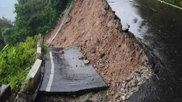 রাস্তার একাংশ ধসে গিয়েছে। 
