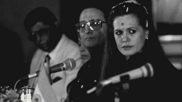 સોનિયા રાજીવ ગાંધીની પ્રેમ કહાણી, રાજીવ ગાંધીની રાજકીય સફર, રાજીવ ગાંધી કેવી રીતે વડા પ્રધાન બન્યા, રાજીવ ગાંધી અને બોફોર્સ કૌભાંડ, કોંગ્રેસ, બીબીસી ગુજરાતી રાજકીય સમાચાર, 