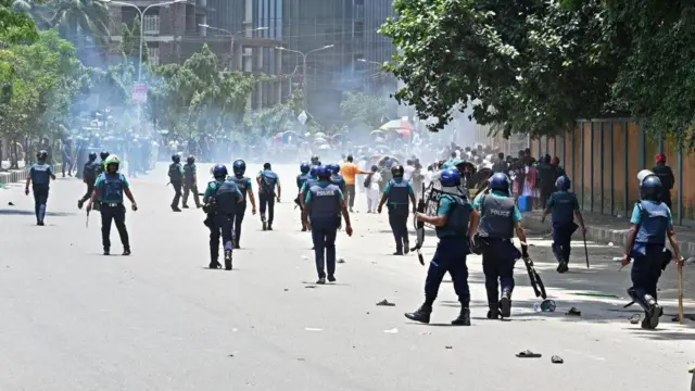 বাংলাদেশে গত বছরের জুলাইতে আন্দোলনকারীদের ওপর পুলিশের গুলি চালনা