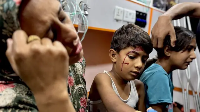 Bir anne ve iki çocuğu hastanede tedavi ediliyor. Erkek çocuğun kafası kanıyor. 