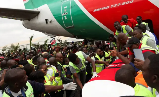 Ubwo umurambo wari ugeze ku kibuga cy'indege ku wa kane mu gitondo abantu benshi cyane babashije kumena binjira ahabujijwe bagera ku ndege mu gikorwa cyatumye ikibuga cy'indege gifungwa amasaha agera kuri abiri