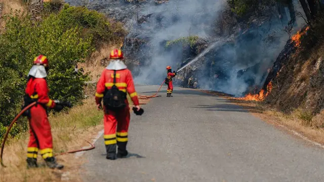 Bombeiros tentam conter um incêndio na Galícia, no noroeste da Espanha