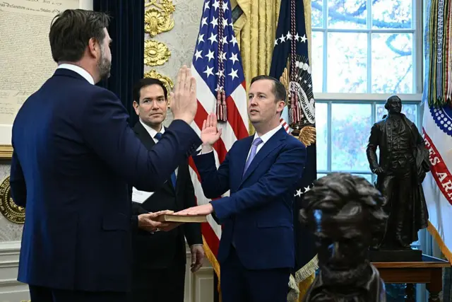 जेडी वेंस और सर्जियो गोर