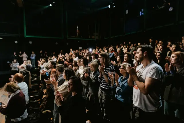 Publika je višeminutnim aplauzom nagradila izvođače na kraju predstave
