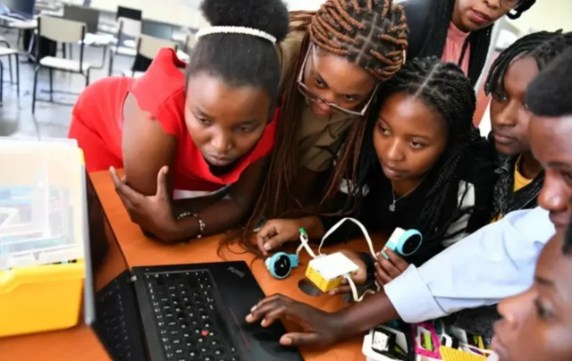 Aworan awọn obinrin ati ọkunrin kan lori ẹrọ kọmputa