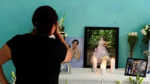 Velas, flores y fotografías de América Sánchez, una cadete que murió después de que el buque Cuauhtémoc de la Armada de México se estrellara contra el Puente de Brooklyn en la ciudad de Nueva York, se mantienen mientras familiares y amigos se reúnen para rendirle homenaje en su casa en Xalapa, México el 18 de mayo de 2025.