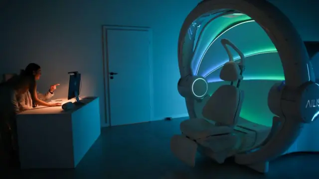 नई AILIS मशीन का उपयोग स्तन कैंसर का पता लगाने के लिए किया जा रहा है. यह क्लीनिकल ट्रायल के दौरान 30 दिसंबर 2024 को पोलैंड के क्राकोव में टेस्ट की गई