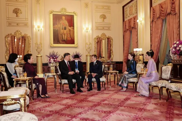 พระบาทสมเด็จพระเจ้าอยู่หัว และสมเด็จพระนางเจ้าฯ พระบรมราชินี เสด็จออกพร้อมด้วย สมเด็จพระเจ้าลูกเธอ เจ้าฟ้าสิริวัณณวรี นารีรัตนราชกัญญา ทรงรับนายสี จิ้นผิง ประธานาธิบดีแห่งสาธารณรัฐประชาชนจีน ในโอกาสเดินทางมาเยือนประเทศไทย เพื่อเข้าร่วมการประชุมกรอบความร่วมมือทางเศรษฐกิจในภูมิภาคเอเชีย – แปซิฟิก