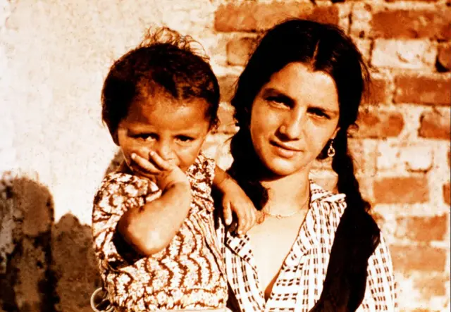 Mujer joven cargando a un niño