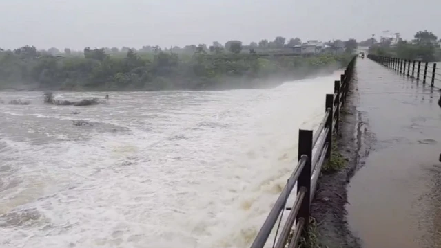 મહારાષ્ટ્ર ચોમાસું, મુંબઈમાં ભારે વરસાદને કારણે જનજીવન ઠપ, મેટ્રો સ્ટેશનમાં પાણી ભરાયા, ક્યાં કેવી સ્થિતિ, બીબીસી વૅધર, બીબીસી હવામાન, ચોમાસું બીબીસી સમાચાર, બીબીસી ન્યૂઝ ગુજરાતી