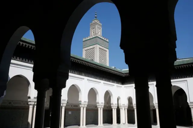 উত্তরপ্রদেশের এক মসজিদের ফটকে গেরুয়া পতাকা - প্রতীকী চিত্র