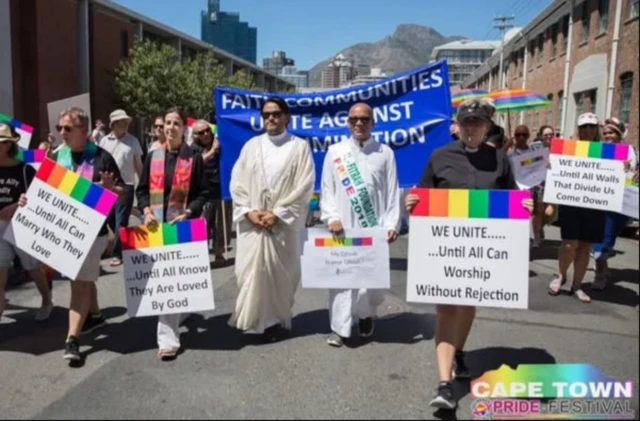هندریکس د سوېلي افریقا په کیپ ټاون کې د LGBT په ویاړ پریډ کې برخه اخلي