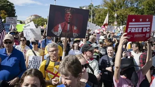 બીબીસી ગુજરાતી અમેરિકા ડોનાલ્ડ ટ્રમ્પ વિરોધ પ્રદર્શન ન્યૂ યૉર્ક વૉશિંગ્ટન નૅશનલ ગાર્ડ્સ ડેમોક્રેસી કિંગ