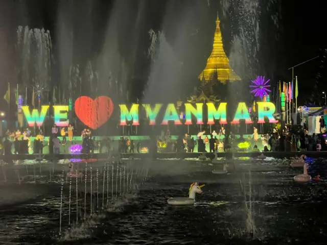 ရန်ကုန်မြို့ ပြည်သူ့ရင်ပြင်က နှစ်သစ်ကူးနေ့ည မြင်ကွင်း 