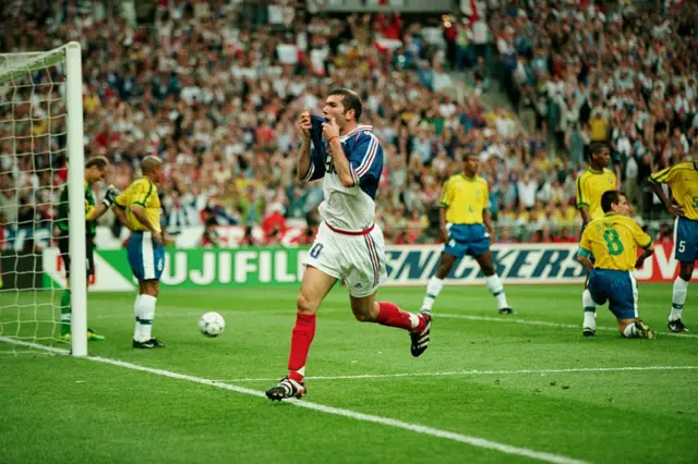 Zidane comemora o segundo gol da França contra o Brasil, na final da Copa do Mundo de 1998