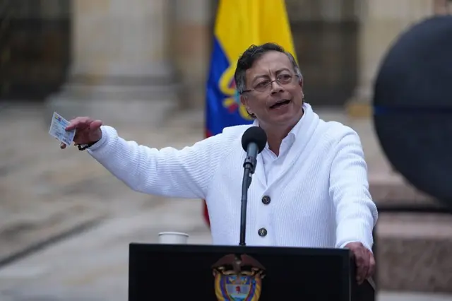 El presidente Gustavo Petro habla desde un atril con el escudo de Colombia y delante de la bandera del país durante la primera vuelta electoral del 31 de mayo