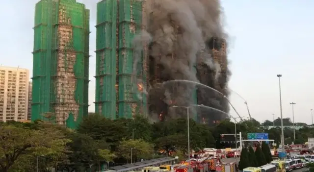 홍콩 소방 당국이 화재가 발생한 건물 주변에서 진화 작업을 벌이고 있다