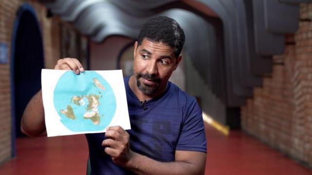 Leandro sostiene un mapa de la tierra plana