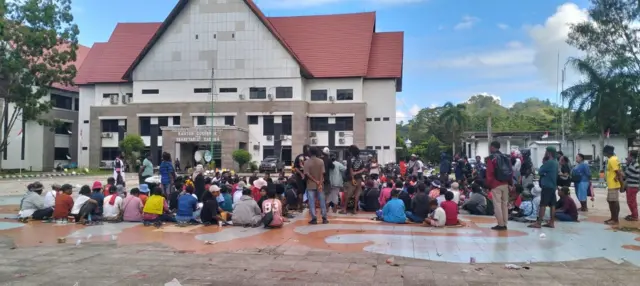 massa melakukan orasi dan sempat berteduh di kompleks kantor pemerintahan Sorong dan Papua Barat Daya