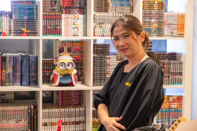 วา พึ่งจัดชั้นหนังสือเสร็จ จนเป็นระเบียบเหมือนใหม่