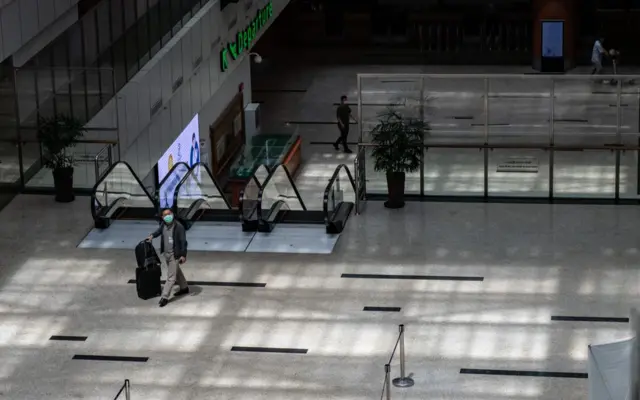 ပြည်ပအလုပ်အကိုင်ရှာဖွေသူတွေကို ခိုင်မာတဲ့အထောက်အထားစာချုပ်တွေ ရယူဖို့ အလုပ်သမားအရေး ကူညီသူတွေ ပြောကြ