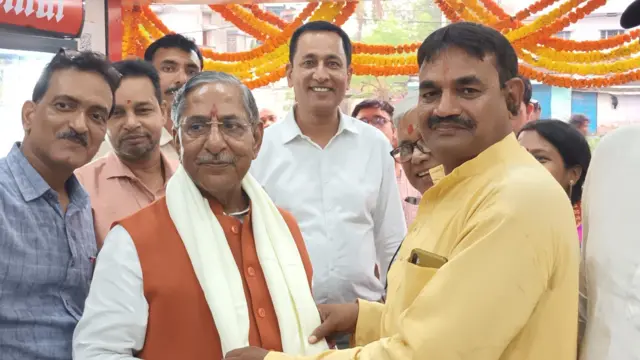 अजय साह (पीले कुर्ते में)