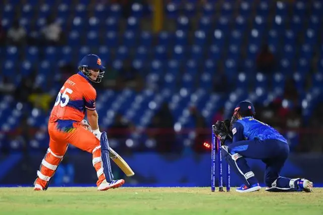 නායක ස්කොට් එඩ්වර්ඩ් ලකුණු 31ක් රැස් කිරීමට සමත් වූ අතර සෙසූ නෙදර්ලන්ත පිතිකරුවන්ට සාර්ථක වීමට ශ්රී ලංකා පන්දු යවන්නන් ඉඩ ලබා නොදෙන ලදී.