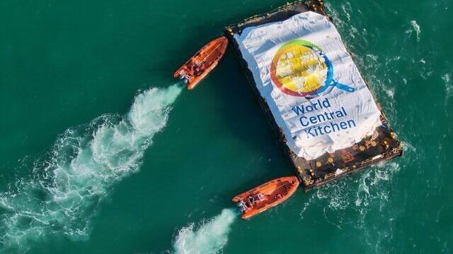 مساعدات من قارب تابع لمؤسسة المطبخ المركزي العالمي قبالة سواحل غزة في الشهر الماضي