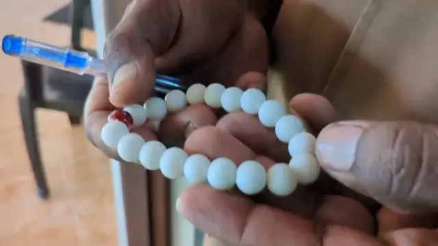 සැකකරු සමඟ සිය භාරයට ගත් ඇත් දළ වලින් සකසන ලදැයි කියන අත් පළඳනාව