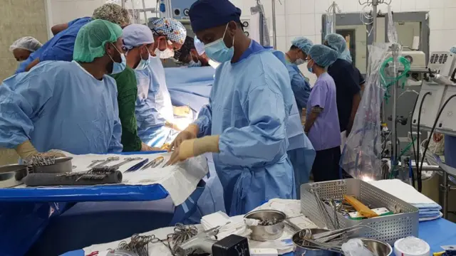 ሐኪሞች በቀዶ ሕክምና ላይ 