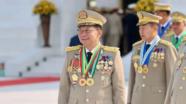 သမ္မတ လုပ်လိမ့်မယ်လို့ ထင်ကြေးပေးခံနေရတဲ့ ဗိုလ်ချုပ်မှူးကြီးမင်းအောင်လှိုင်