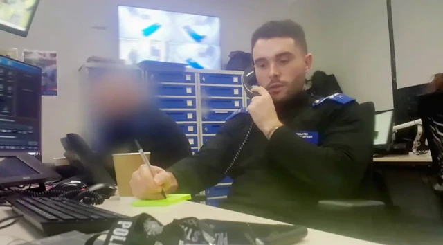 مراسل بي بي سي بانوراما روري بيب، الذي قضى سبعة أشهر يعمل إلى جانب ضباط الشرطة في مركز تشارينغ كروس بلندن