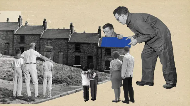 İki deva adam bir eve solar panel takıyor, ön planda arkası dönük insanlar var. Dekupe kolaj bir görsel.