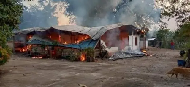  စစ်ကောင်စီဘက်ကတော့ KNU / PDF တွေဘက်ကနေ ဝင်ရောက်မီးရှို့ခဲ့လို့ မြေစာရင်းရုံးအတွင်း ၁ ထပ်၊သွပ်မိုးအုတ်ညှပ်အဆောက်အဦး ၁ လုံး၊ သွပ်မိုးပျဉ်ထောင် နေအိမ်လိုင်းခန်း ၁ လုံး နဲ့ မြေ စာရင်းရုံးနဲ့ ကပ်လျက် MPT ဆက်သွယ်ရေးလုပ်ငန်းနဲ့ ပတ်သက်တဲ့ ဆက်စပ်ပစ္စည်းတွေထားတဲ့အခန်း ၁ ခန်းမီးလောင်ခဲ့တယ်လို့ ထုတ်ပြန်ထားပါတယ်။ 