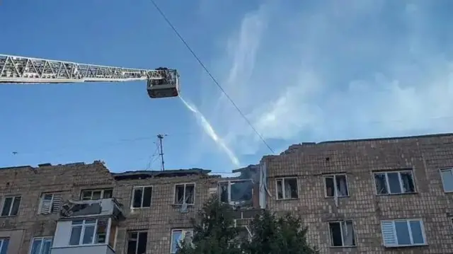 Huko Lutsk katika mkoa wa Volyn, jengo la ghorofa liliharibiwa katika shambulio, mamlaka iliripoti mtu mmoja alikufa na watano kujeruhiwa