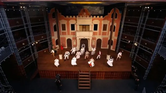 नाटक मरतंय, अशी बोंब जगभर मारली जातेय आणि तरीही सगळीकडे नाटक खेळलं जातंय, पाहिलं जातंय.
