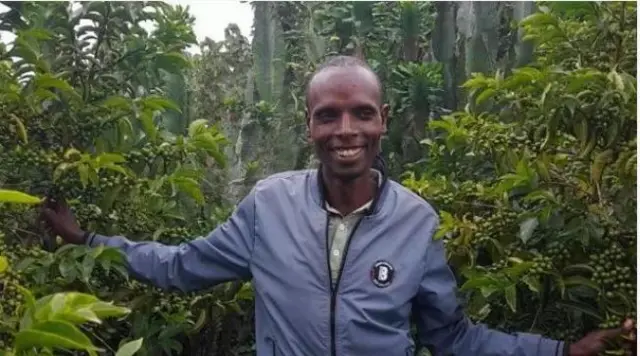 Nama baddaa bunaa keessa dhaabbatee jiru