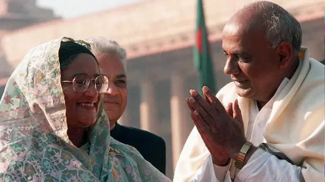 গঙ্গা চুক্তি করতে শেখ হাসিনা যখন দিল্লিতে এসেছিলেন। প্রধানমন্ত্রী এইচ ডি দেবেগৌড়ার সঙ্গে, ডিসেম্বর ১৯৯৬ 
