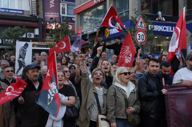 Kadıköy'de Boğa Heykeli yakınlarında eylem.