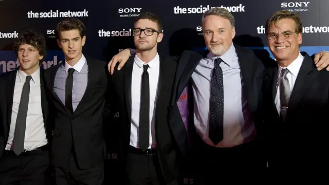 Los actores Jesse Eisenberg, Andrew Garfield, Justin Timberlake, el director David Fincher y el guionista Aaron Sorkin abrazados en la premier de la película