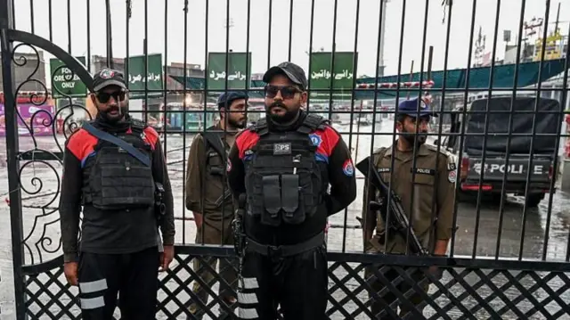 भारतीय हवाई हल्ल्यानंतर पाकिस्तानातील रावळपिंडीसह अनेक ठिकाणी सुरक्षा व्यवस्था कडक करण्यात आली आहे.