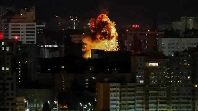 Ibisigarira vy'amadrone yasambuwe vyaguye mu turere tutari duke twa Kyiv, nk'uko bivugwa n'abarongoye iki gisagara 