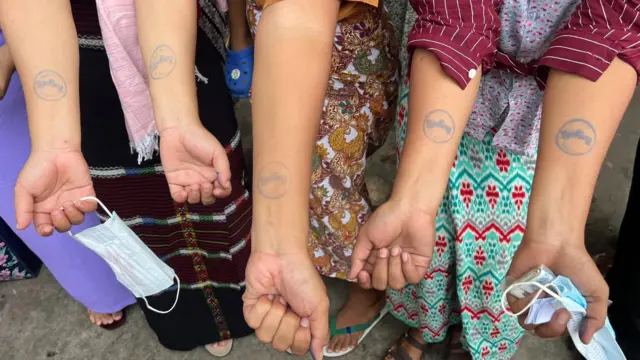 အကျဉ်းထောင်က နှိပ်ပေးလိုက်တဲ့ တံဆိပ်တွေ